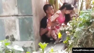 दीवार के आड़ से लैला मजनू को चुदाई करते चुपके से देखा