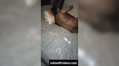 पति का लंड को हिलाते हुए अपने दोस्त के बडे लंड से चुदी रंडी औरत