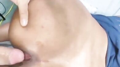 डौगीस्टाइल पोज में लड़की की गांड में सुरुंग खोदा