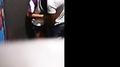 चेंजिंग रूम में सेक्स करते लवर्स को रिकॉर्ड किया