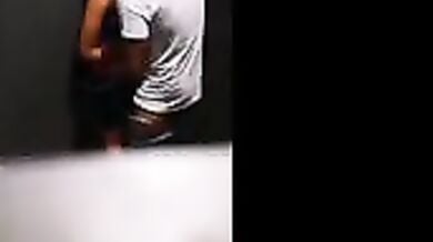 चेंजिंग रूम में सेक्स करते लवर्स को रिकॉर्ड किया