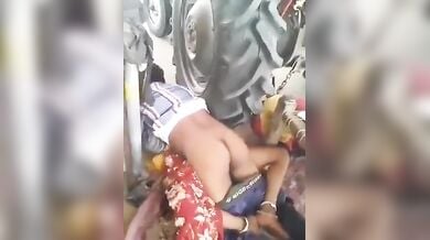 ट्रेक्टर के आड़ में आदमी ने चोदी मजदूर की लुगाई