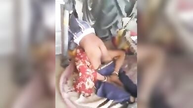 ट्रेक्टर के आड़ में आदमी ने चोदी मजदूर की लुगाई