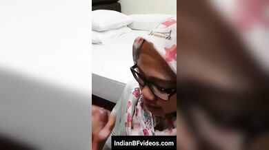 चश्मिश नेपाली जीएफ के चेहरे पे मारा कमशॉट