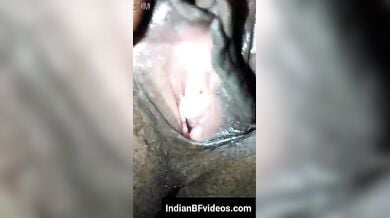 रात को पत्नी की चूत खोलकर देखी