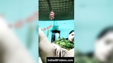 चुत और गांड का छेद दिखा चुत मे डाली बैंगन