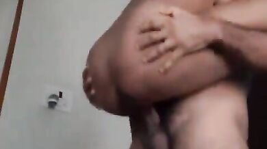 पति ने बीवी को गोदी में उठाकर उछाल उछालकर चोदा