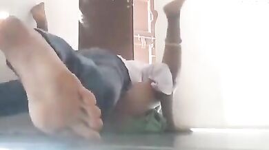 पड़ोसियों ने फर्श पर फटाफट निपटाई चुदाई