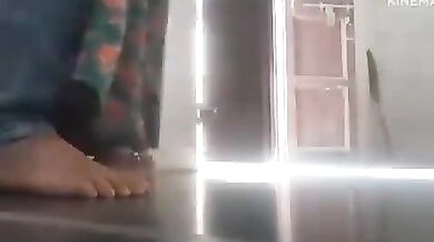 पड़ोसियों ने फर्श पर फटाफट निपटाई चुदाई