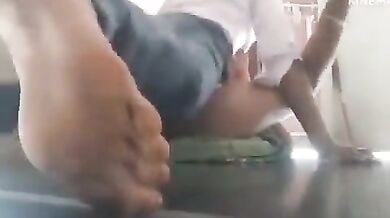 पड़ोसियों ने फर्श पर फटाफट निपटाई चुदाई