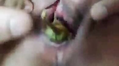 बीवी ने चूत तानकर रखी, पति ने बैंगन घुसाई