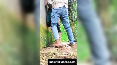 घर के पिछवाड़े गर्लफ्रेंड को बुला खड़े खड़े मारी उसकी गांड