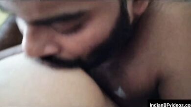 अपने बडे बूब्स दिखाने के बाद लड़की चूसने लगी अपने लवर का लंड