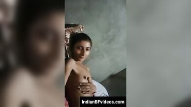 क्यूट स्लिम लड़की ने अपने बॉयफ्रेंड के लिये बनाई अपनी न्यूड वीडियो