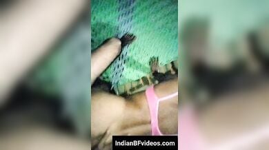 रात को खटिया मे लेटा चोदी बीवी की चुत