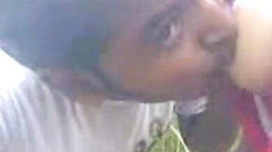 बंगाली शादीशुदा गर्लफ्रेंड के खूबसूरत बूब्स खेत में चूसे