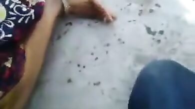 पड़ोसी गाउनवाली आंटी को चोदा उसके घर के छत पे