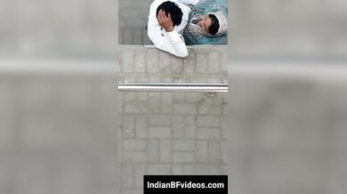 रोड के किनारे खड़ी हो जवान लड़के को ब्लोजॉब देती रंडी औरत