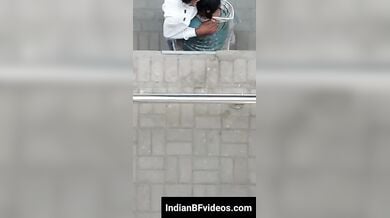 रोड के किनारे खड़ी हो जवान लड़के को ब्लोजॉब देती रंडी औरत