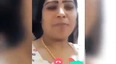अमीर घर की औरत ने वीडियोकॉल पे खोलके दिखाई अपनी गोरी चुत