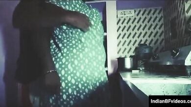 मोटी बीवी का गाउन उठाकर किचन में चुदाई