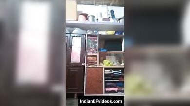 जब घर पे कोई नहीं होता भाभी भाभी खड़े होके हस्तमैथुन करती है