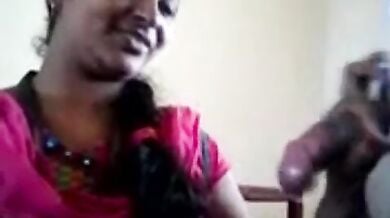 शर्मीली साउथ कर्मचारी लड़की ने साहब को दिया ब्लोजोब