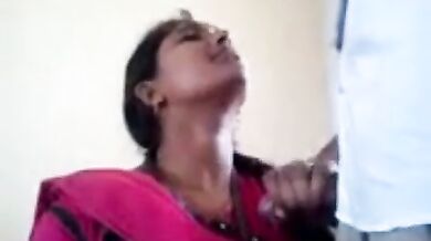 शर्मीली साउथ कर्मचारी लड़की ने साहब को दिया ब्लोजोब