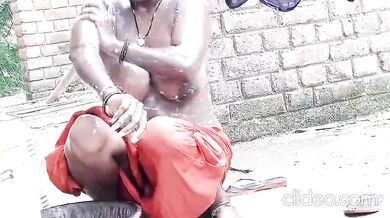 हाल ही में माँ बनी बड़े बूब्स वाली पडोसी औरत को नहाते देखा