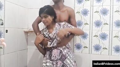 बाथरूम के अंदर गर्लफ्रेंड को लंड चूसाने के बाद घोड़ी बनाके चोदा