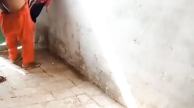 बुर्खे वाली पडोसी भाभी को बरामदे में बुलाकर चोदा