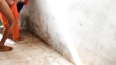 बुर्खे वाली पडोसी भाभी को बरामदे में बुलाकर चोदा