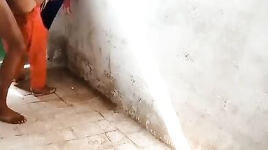 बुर्खे वाली पडोसी भाभी को बरामदे में बुलाकर चोदा