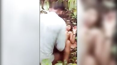 अच्छे घर की शादीशुदा औरत को झाड़ियों में चोदा