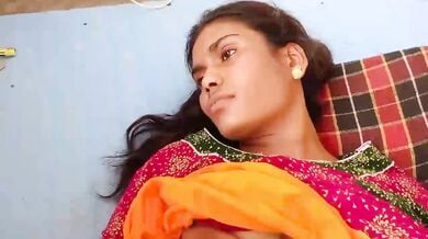 साली का गाउन उठाकर उसकी ट्रिम की हुई बुर चोदी