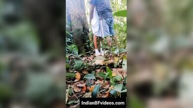 कॉलेज से गर्लफ्रेंड को जंगल मे लाके करी उसकी खड़े खड़े चुदाई