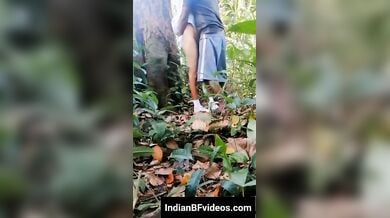 कॉलेज से गर्लफ्रेंड को जंगल मे लाके करी उसकी खड़े खड़े चुदाई