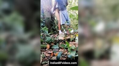 कॉलेज से गर्लफ्रेंड को जंगल मे लाके करी उसकी खड़े खड़े चुदाई