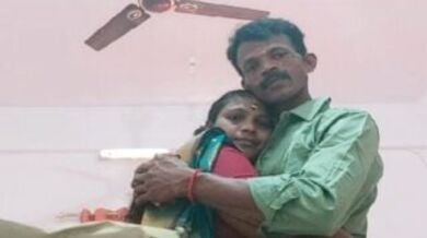 मल्लू कपल एक दूसरे को चूमते हुए फ्रेंच किस का मजा ले रहे है
