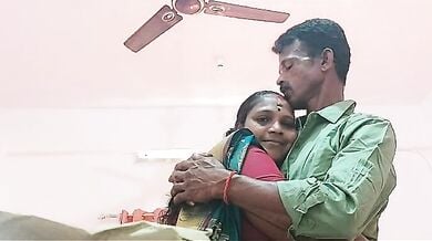 मल्लू कपल एक दूसरे को चूमते हुए फ्रेंच किस का मजा ले रहे है