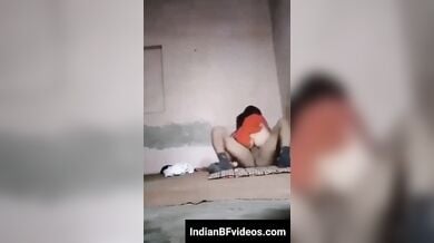 खाली पड़े मकान मे ले जा करी गर्लफ्रेंड की चुदाई