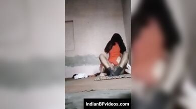 खाली पड़े मकान मे ले जा करी गर्लफ्रेंड की चुदाई