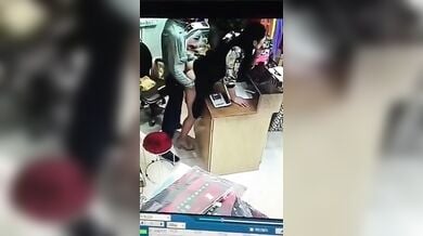 दुकानदार ने काउंटर पर चोदी ग्राहक लड़की