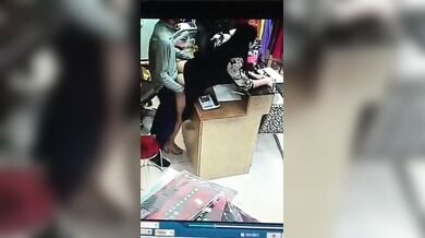 दुकानदार ने काउंटर पर चोदी ग्राहक लड़की