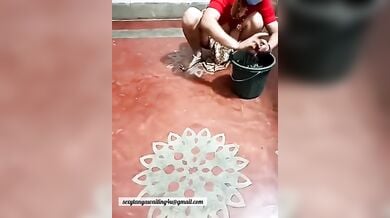 गोरी गांड खोलकर पोछा लगाती मेरी कामवाली