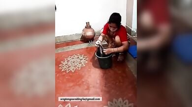 गोरी गांड खोलकर पोछा लगाती मेरी कामवाली