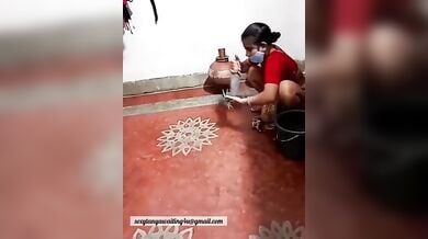 गोरी गांड खोलकर पोछा लगाती मेरी कामवाली