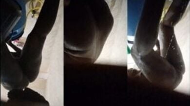 नंगी नहाती औरत को दरवाजे के नीचे से देखा