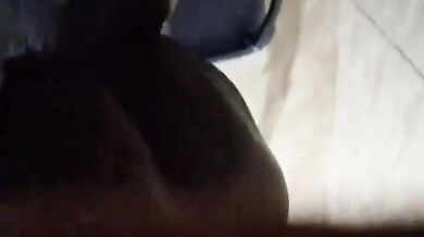 नंगी नहाती औरत को दरवाजे के नीचे से देखा