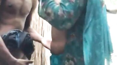 चुदक्कड चबी लड़की ने किया पडोसी लड़के से खुले में सेक्स
